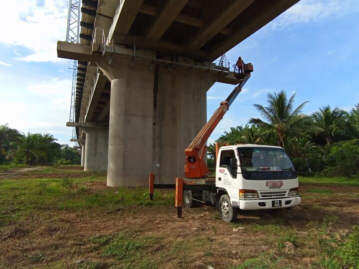 Skylift SOHHO membawa pekerja ke bawah struktur jambatan
