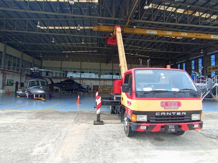 Lori skylift SOHHO di dalam hangar helikopter