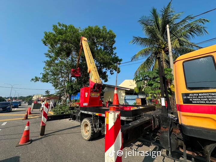 Skylift SOHHO memangkas pokok di tepi jalan raya