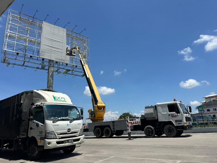 Skylift SOHHO di sebelah papan iklan besar