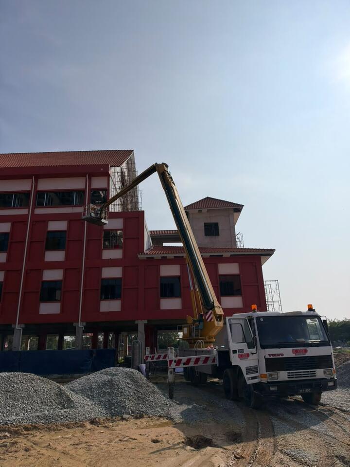 Bakul skylift SOHHO di aras atas bangunan merah
