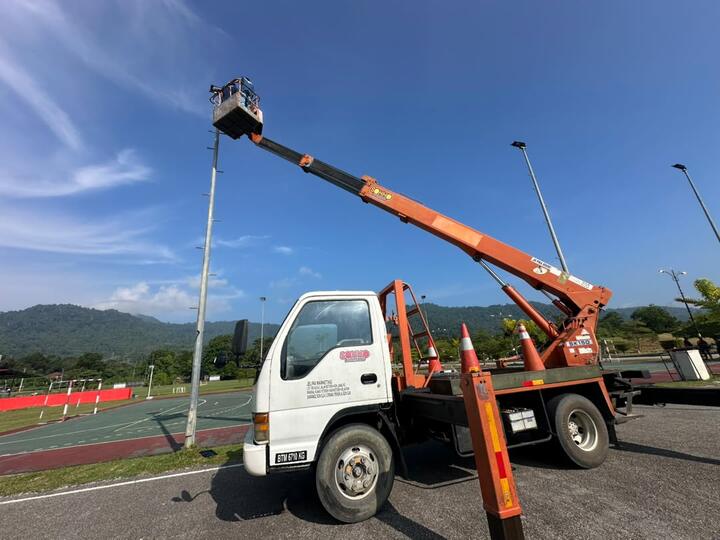 Skylift SOHHO mencapai lampu tiang tinggi di padang