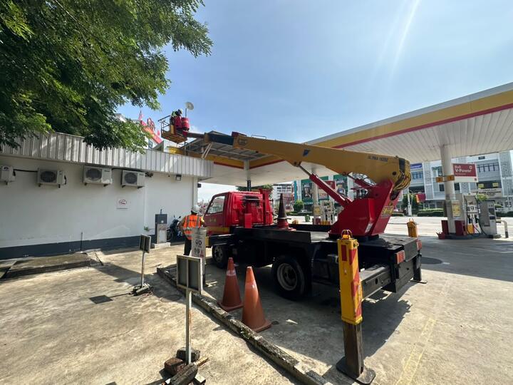 Skylift SOHHO memasang antena di bumbung stesen minyak