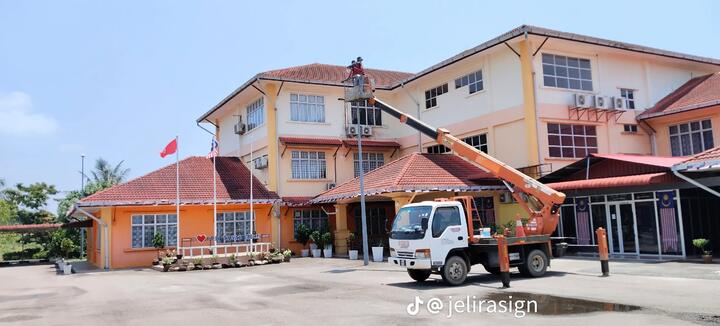 Skylift SOHHO bekerja di bangunan pejabat