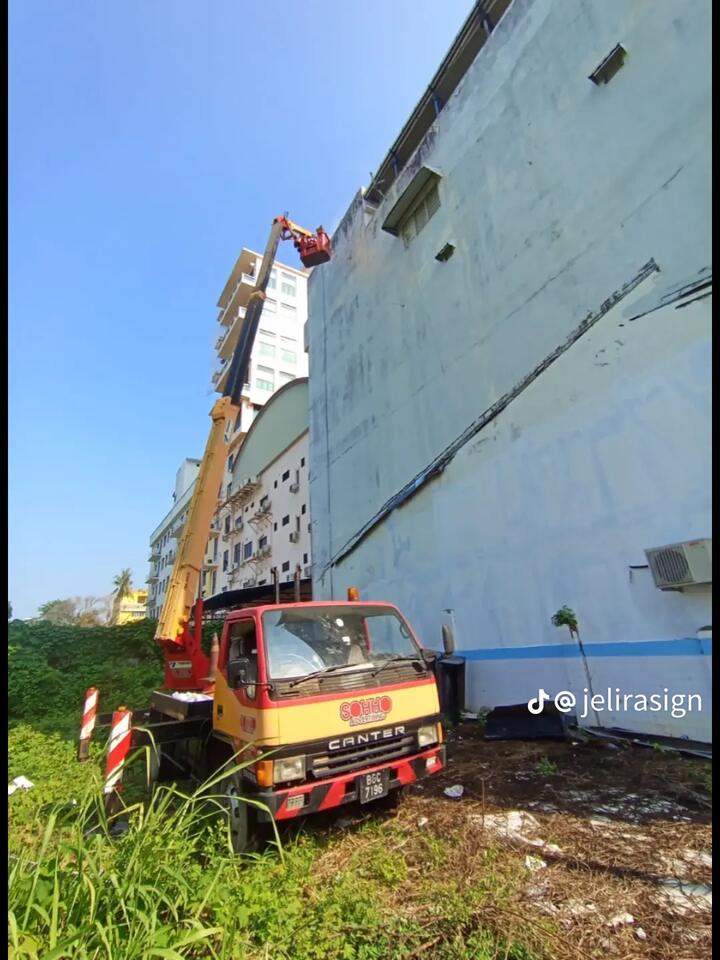 Skylift SOHHO mencapai dinding atas bangunan tinggi