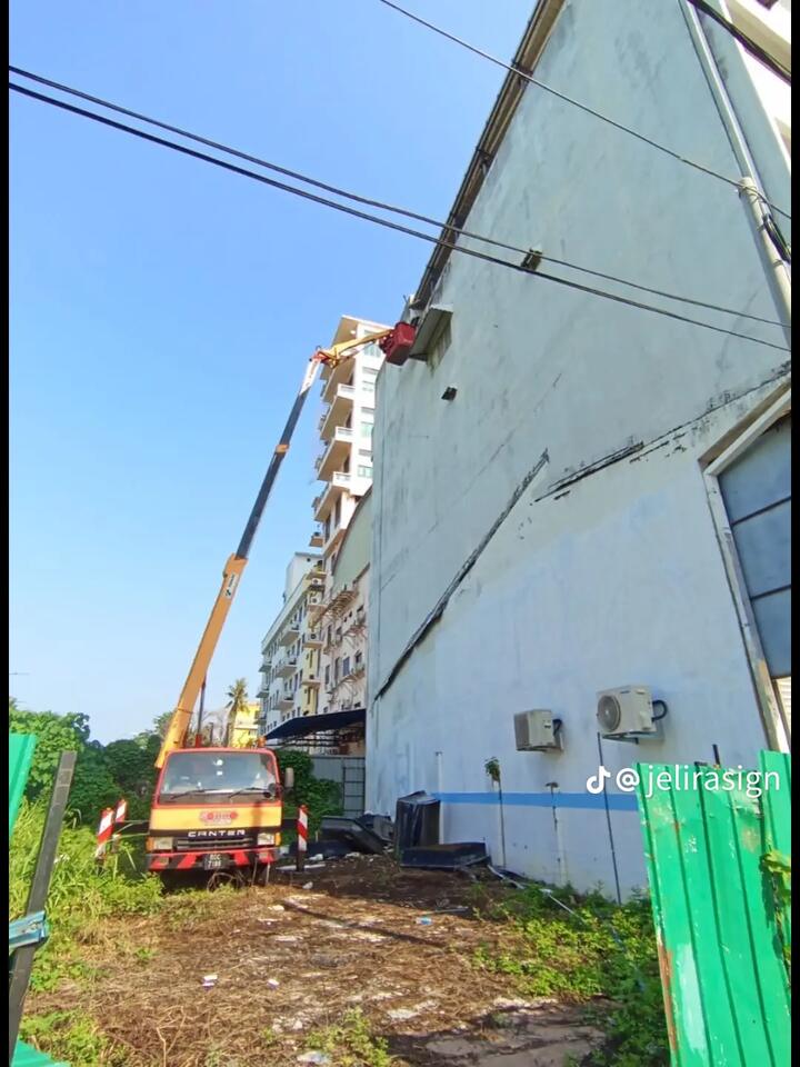 Skylift SOHHO bekerja di antara bangunan