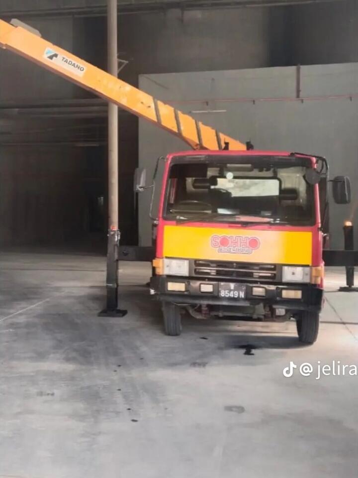 Lori skylift SOHHO di dalam gudang