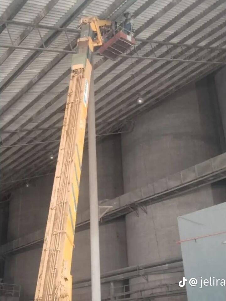 Lengan skylift mencapai bumbung gudang tinggi