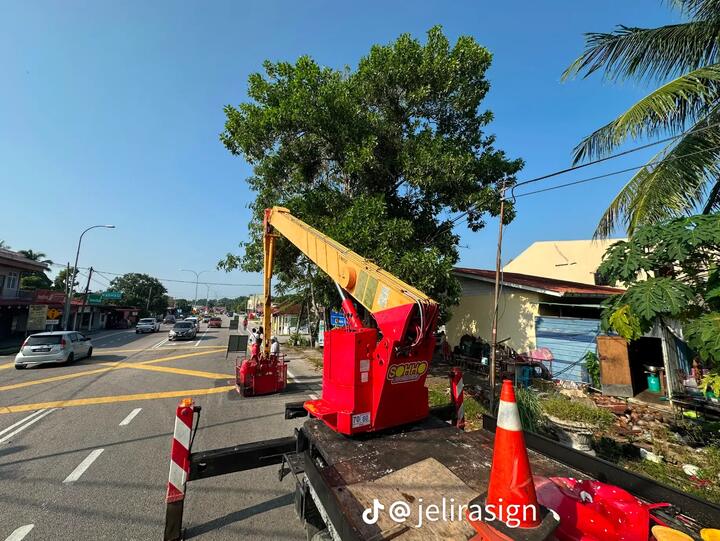 Skylift SOHHO di tepi jalan dengan kon keselamatan