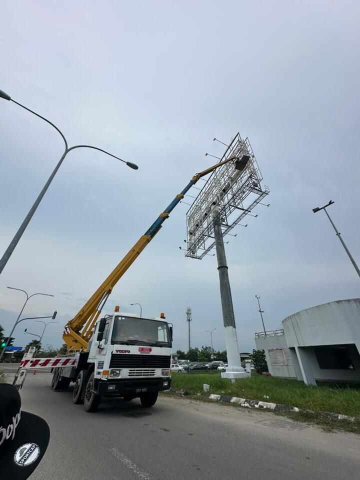 Skylift SOHHO mencapai rangka papan iklan
