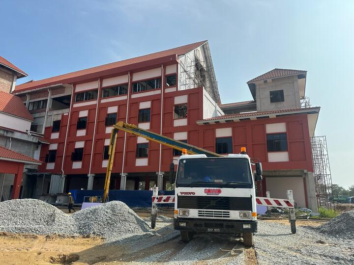 Lori skylift Volvo SOHHO di tapak pembinaan bangunan merah