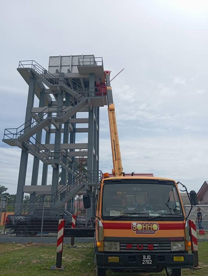 Lori skylift FUSO SOHHO di sebelah menara air