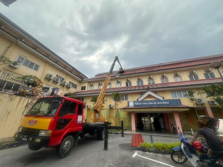 Lori skylift SOHHO di hadapan bangunan fakulti