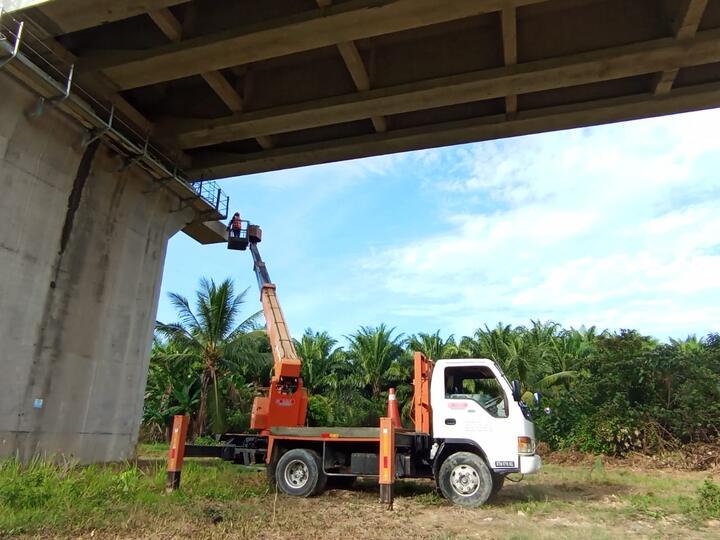 Skylift SOHHO bekerja di bawah jambatan