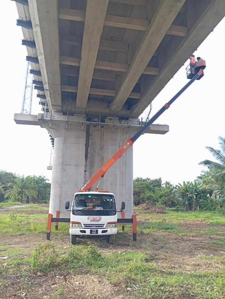 Lori skylift SOHHO di bawah jambatan konkrit