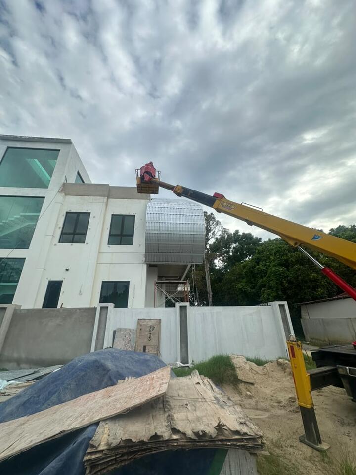 Bakul skylift di aras atas rumah kediaman