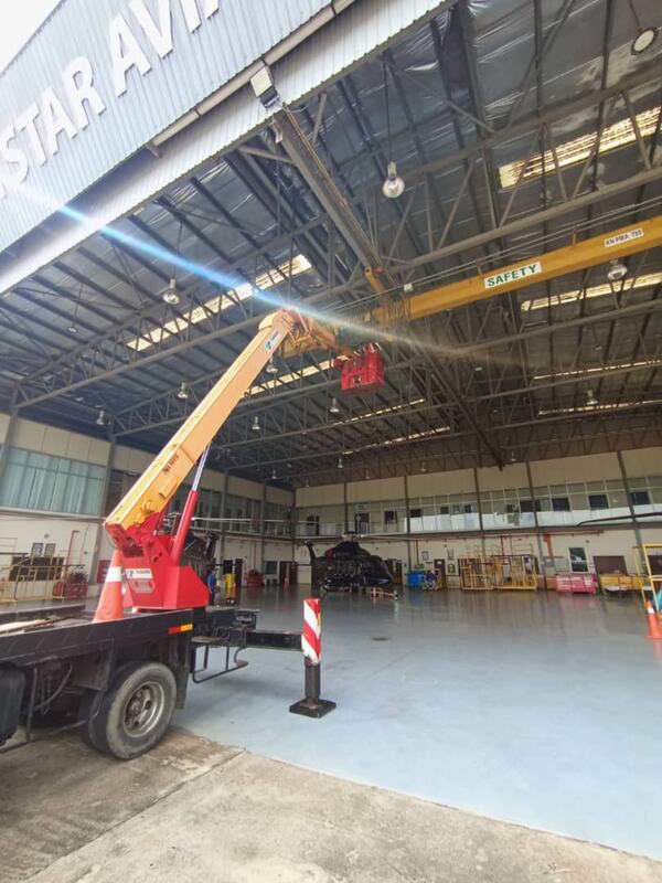 Lengan skylift mencapai bahagian tinggi dalam hangar