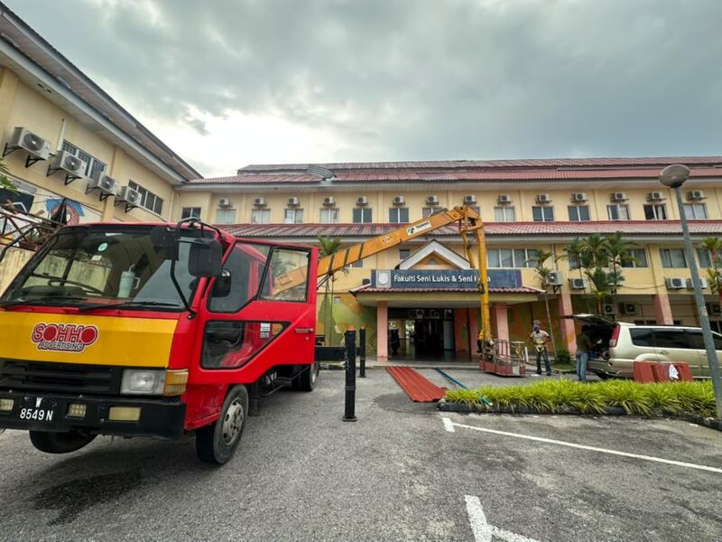 Lori skylift SOHHO di hadapan bangunan fakulti