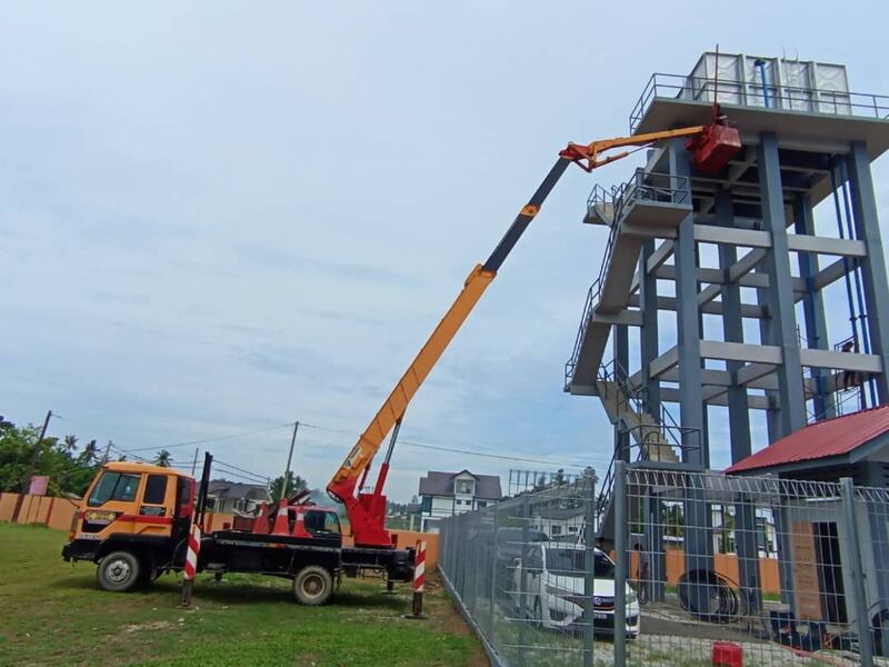 Skylift mencapai puncak menara tangki air