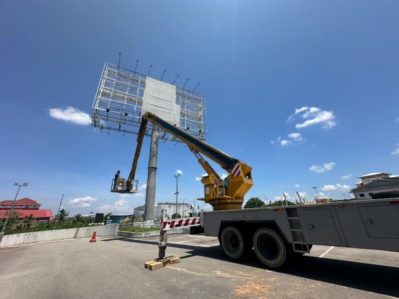 Skylift mencapai struktur papan iklan di kawasan terbuka